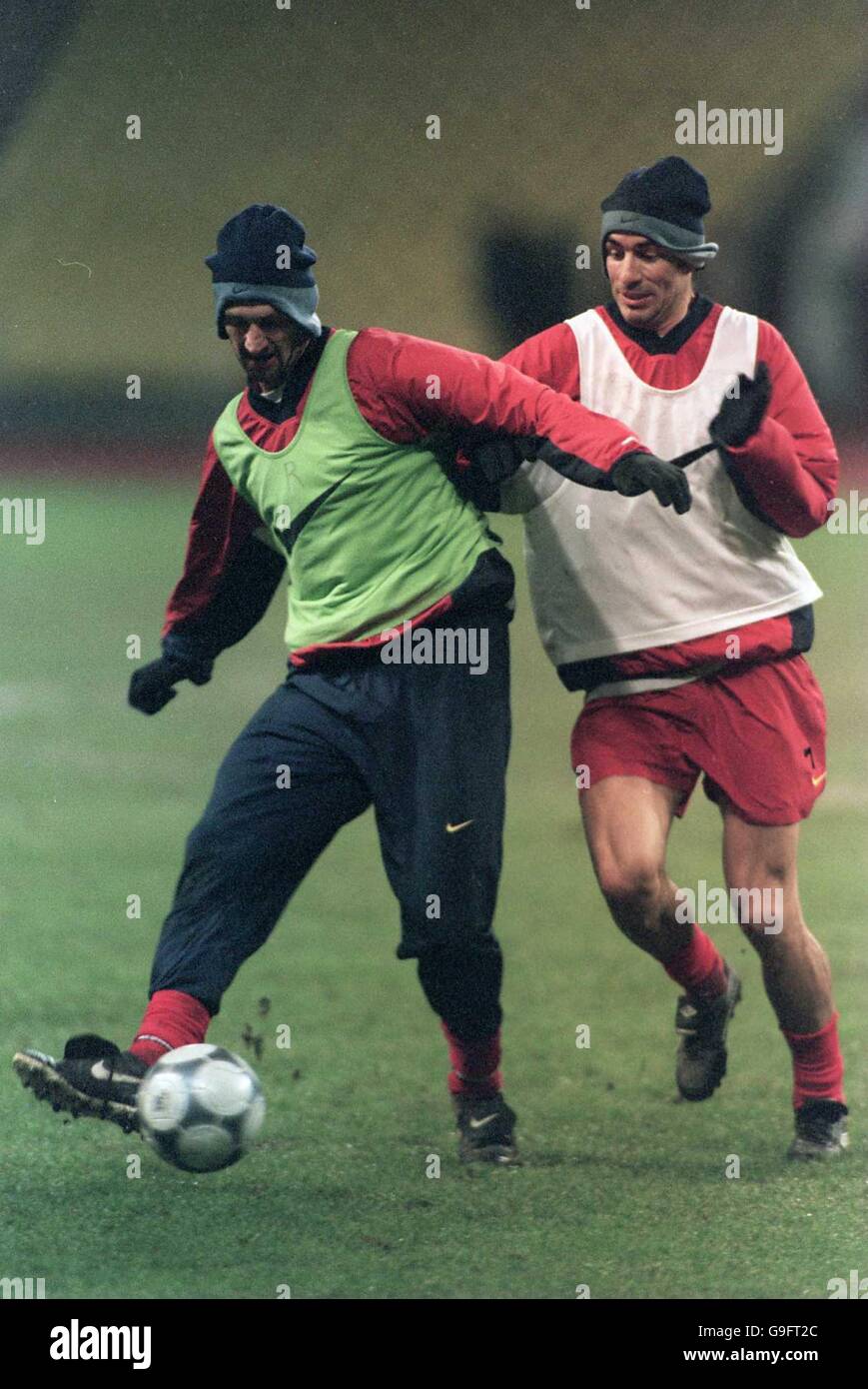 Calcio - UEFA Champions League - Arsenal Training. Tony Adams dell'Arsenal tiene in allenamento Robert Pires prima del gioco di Mosca Spartak Foto Stock