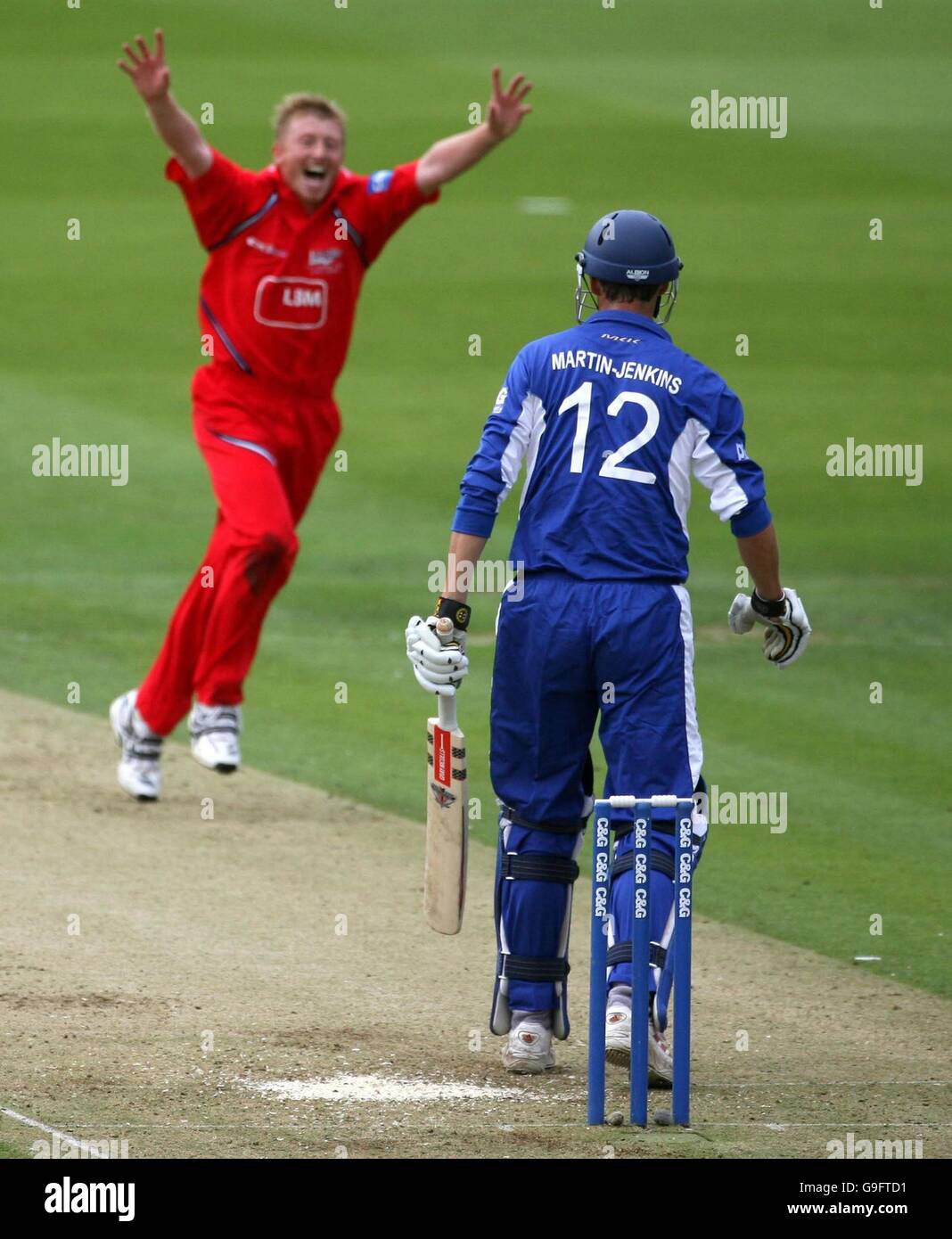 Il Robin Martin-Jenkins di Sussex è seguito da Lancashires Glen Chapple durante la finale del Cheltenham & Gloucester Trophy a Lord's, Londra. Foto Stock