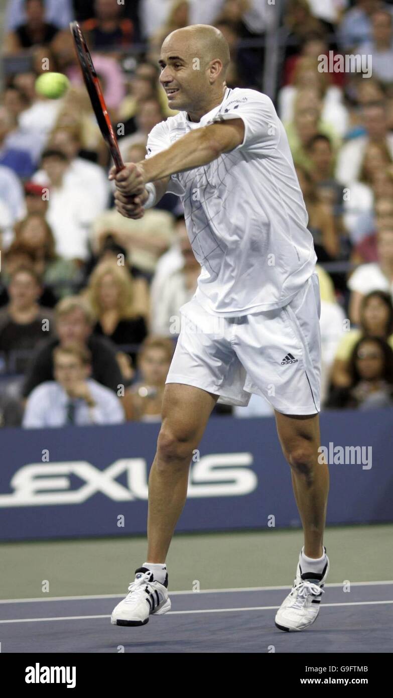 Americano Andre Agassi in azione durante il suo match di primo turno contro Andrei PAVEL in US Open a Flushing Meadow, New York. Dopo il torneo è lui a ritirarsi dal campo da tennis. Foto Stock