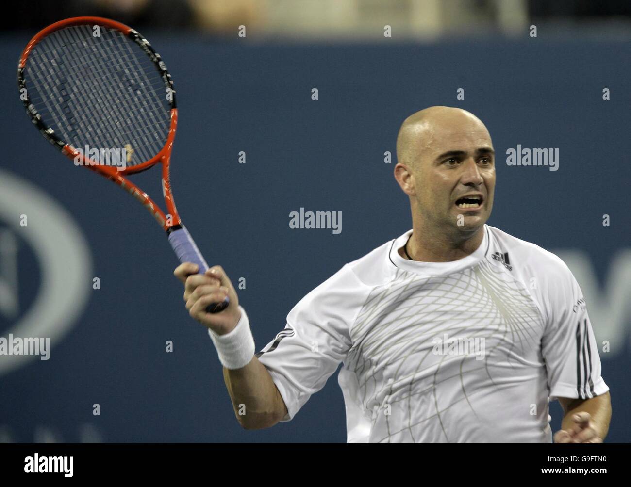 Americano Andre Agassi in azione durante il suo match di primo turno contro Andrei PAVEL in US Open a Flushing Meadow, New York. Dopo il torneo è lui a ritirarsi dal campo da tennis. Foto Stock