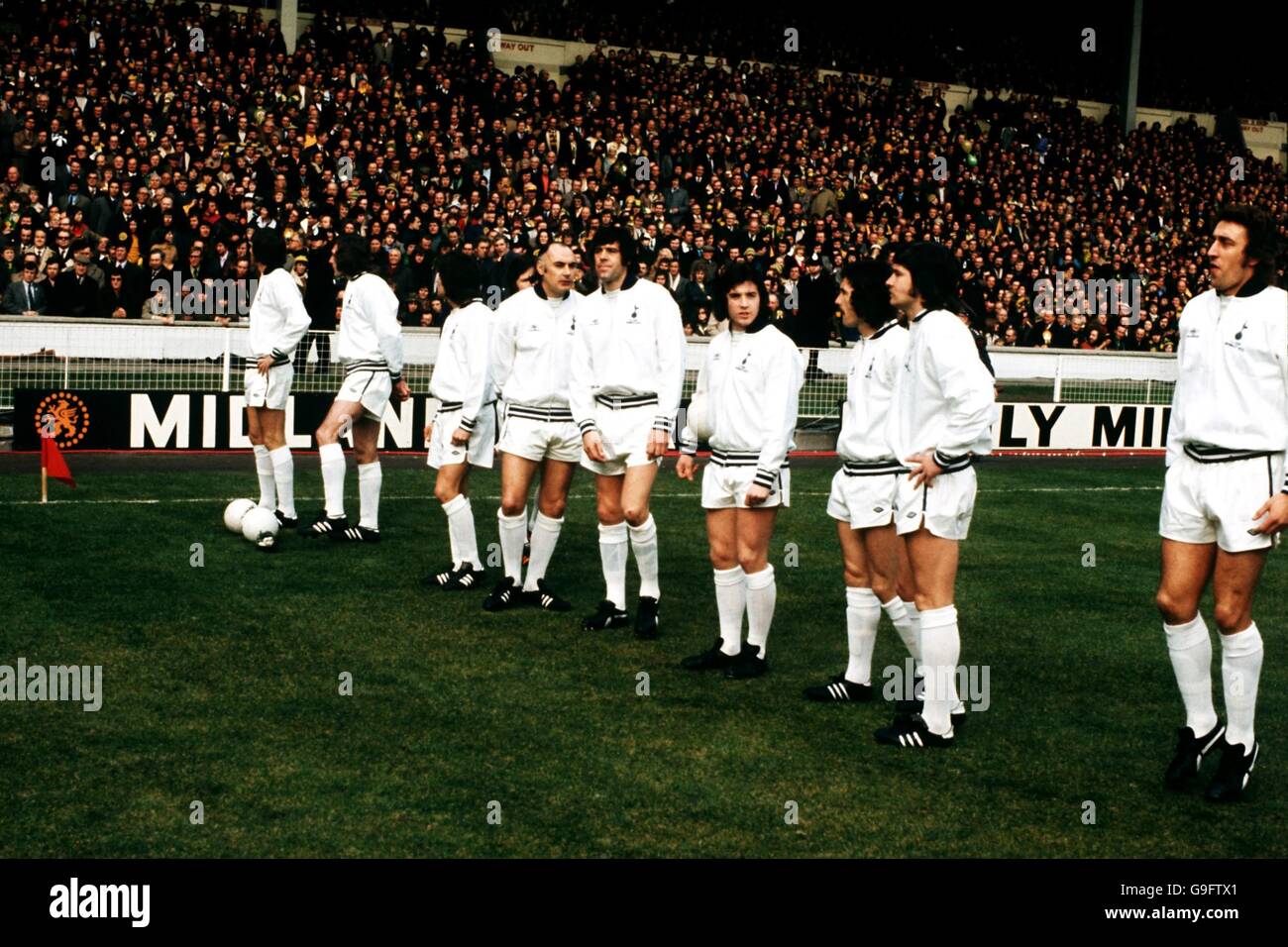 Tottenham Hotspur si allinea prima della partita (l-r): Martin Peters, Pat Jennings, John Pratt, Steve Perryman, Alan Gilzean, Mike England, Joe Kinnoul, Jimmy Pearce, Cyril Knowles e Martin Chivers Foto Stock