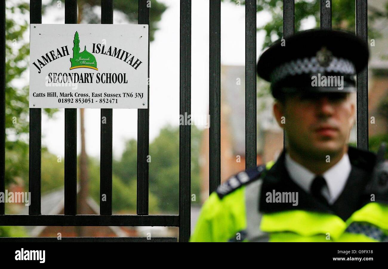 La polizia sigilla la scuola secondaria di Jameah Islamiyah a Mark Cross East Sussex dopo una serie di incursioni antiterrorismo che attraversano Londra e il sud-est. Foto Stock