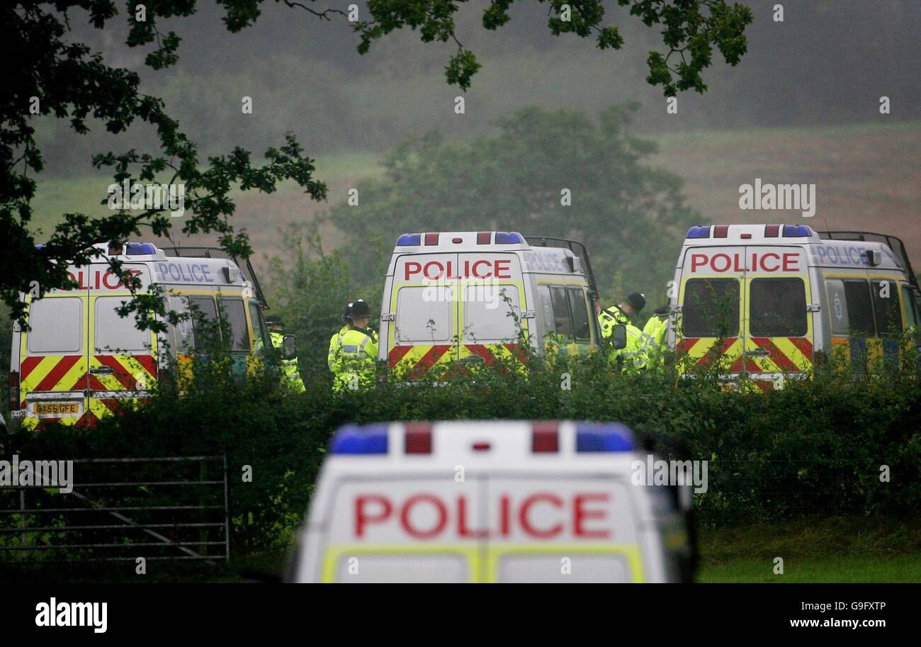 La polizia cerca la zona intorno Jameah Islamiyah Scuola secondaria a Mark Cross East Sussex dopo una serie di anti scorrerie terroristiche che si trovano di fronte a Londra e il sud-est di ieri. Foto Stock