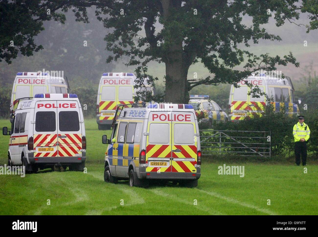 La polizia cerca la zona intorno Jameah Islamiyah Scuola secondaria a Mark Cross East Sussex dopo una serie di anti scorrerie terroristiche che si trovano di fronte a Londra e il sud-est di ieri. Foto Stock