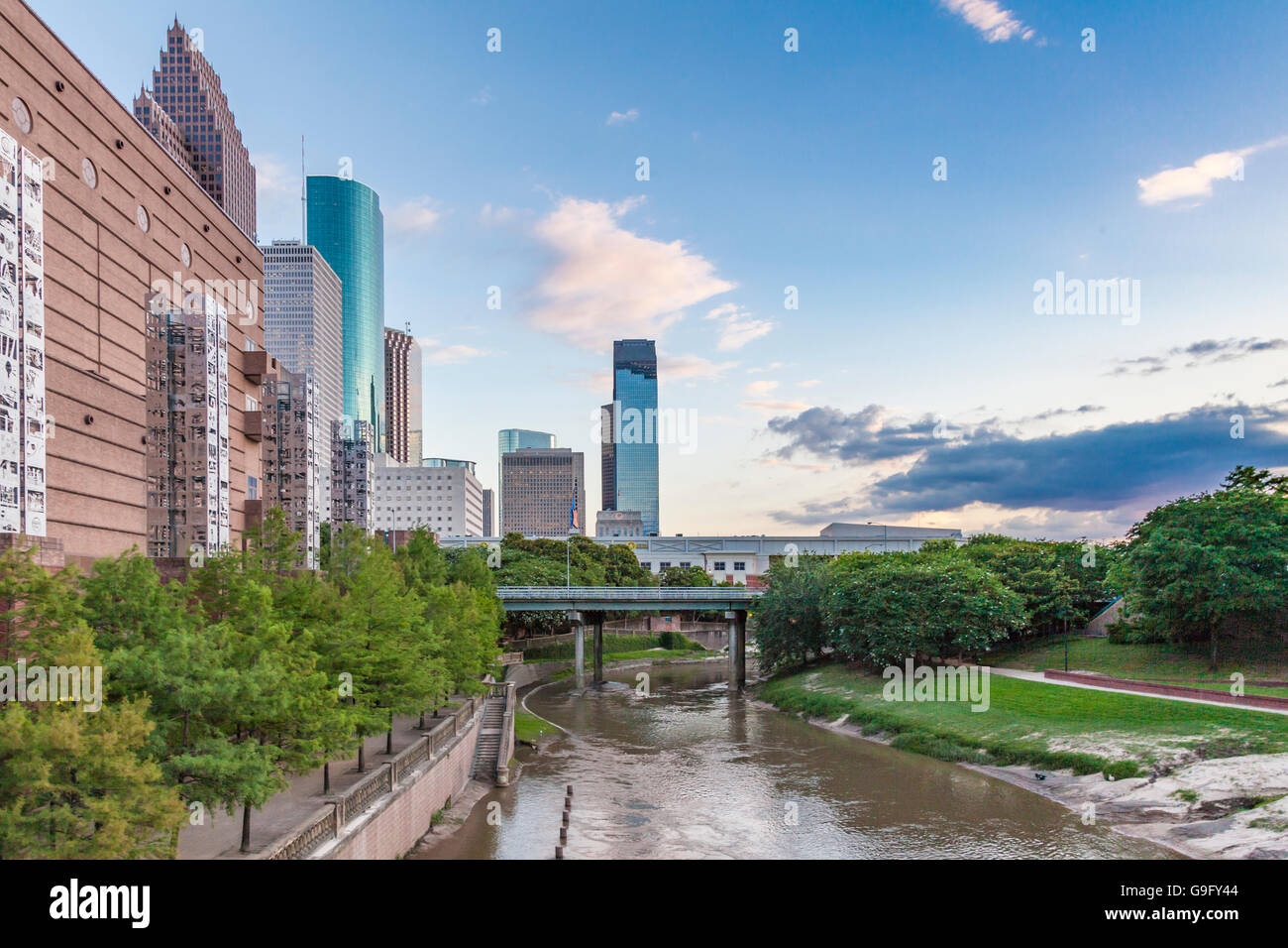 Buffalo Bayou presso il Wortham Center mentre il fiume passa attraverso il centro di Houston. Foto Stock