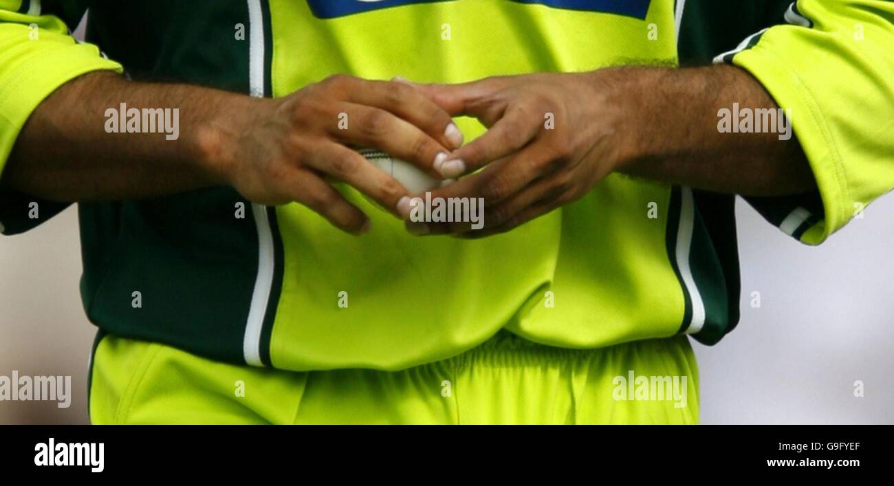 Pakistan Bowler Shoaib Akhtar al Rose Bowl vicino Southampton durante la terza Nat West Series un giorno internazionale contro l'Inghilterra. Foto Stock