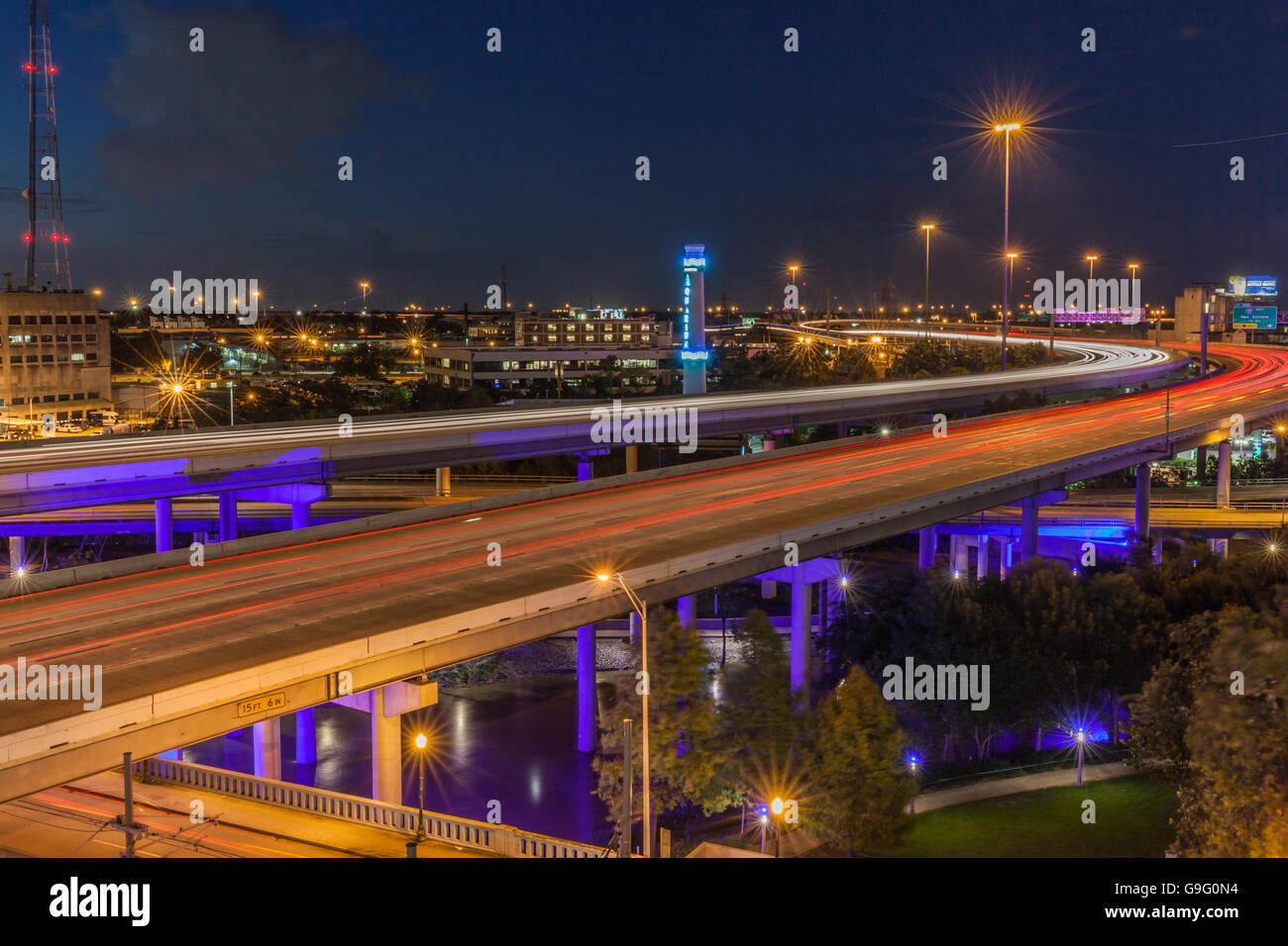 Luce da vetture in presenza di striature sulla Interstate 45 attraverso Houston di notte Foto Stock