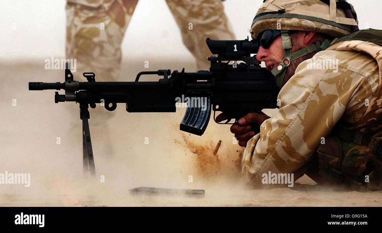 Capitano Chris Woodward, 28 anni, da 1 Worcestershire Sherwood Foresters Regiment, Hounslow, al campo Tomba Stone a Helmand, Afghanistan. Foto Stock