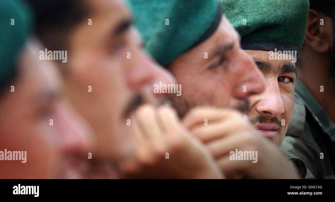 I membri dell'Afghanistan Esercito Nazionale ascoltare un briefing di formazione presso il camp di pietra tombale in Helmand, Afghanistan. Foto Stock