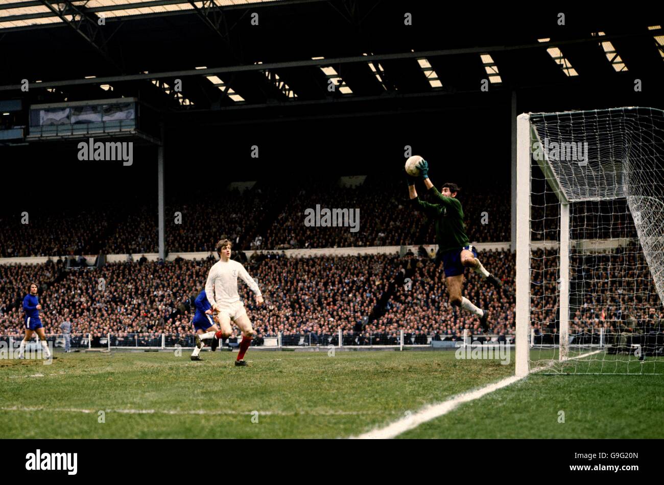 Calcio - finale di fa Cup - Chelsea contro Leeds United. Il portiere del Chelsea Peter Bonetti (r) salta per prendere una croce come Allan Clarke (l) del Leeds United Foto Stock