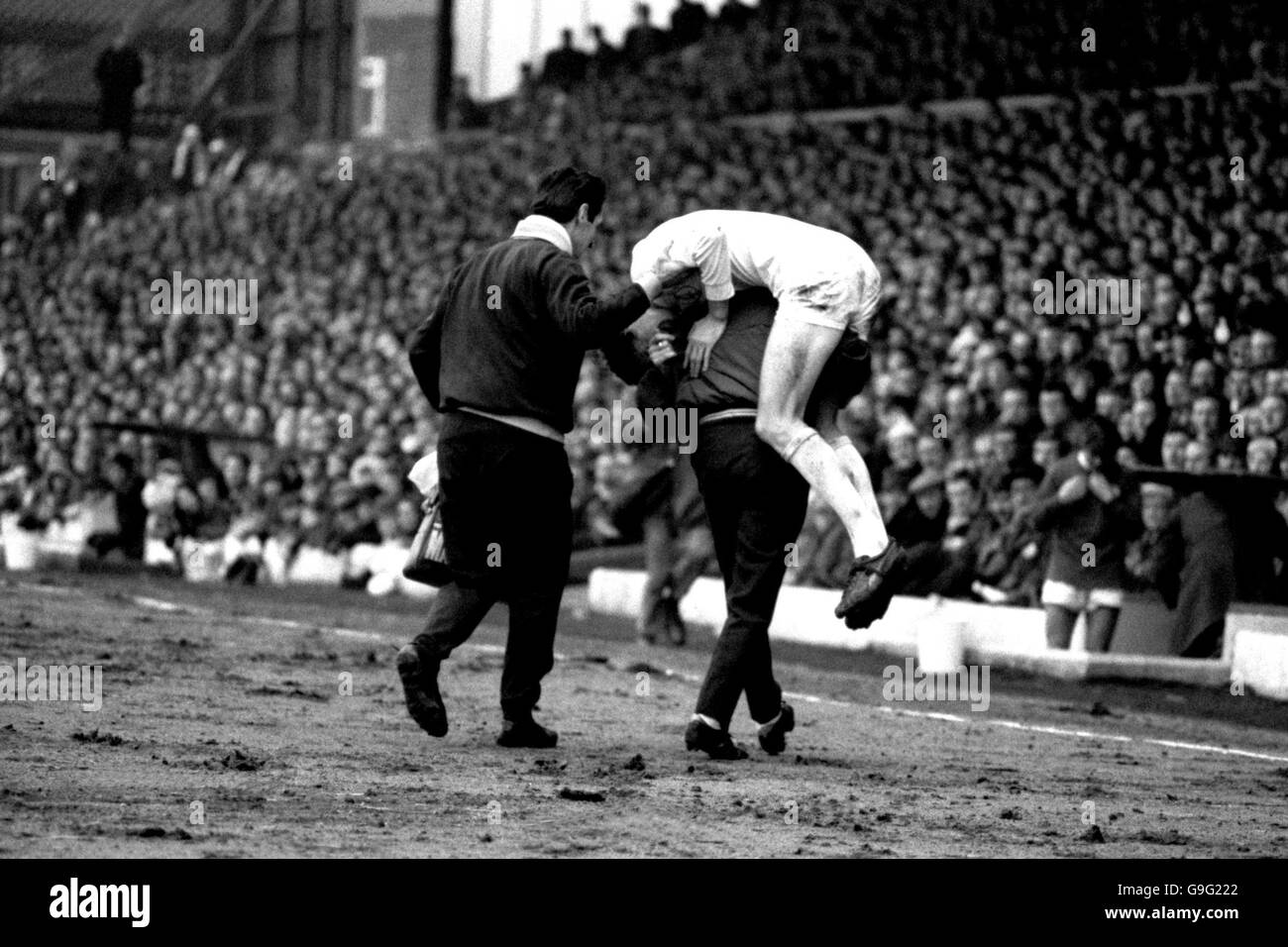Calcio - Football League Division uno - Leeds United contro Crystal Palace. Eddie Grey (r) di Leeds United viene portato via ferito Foto Stock