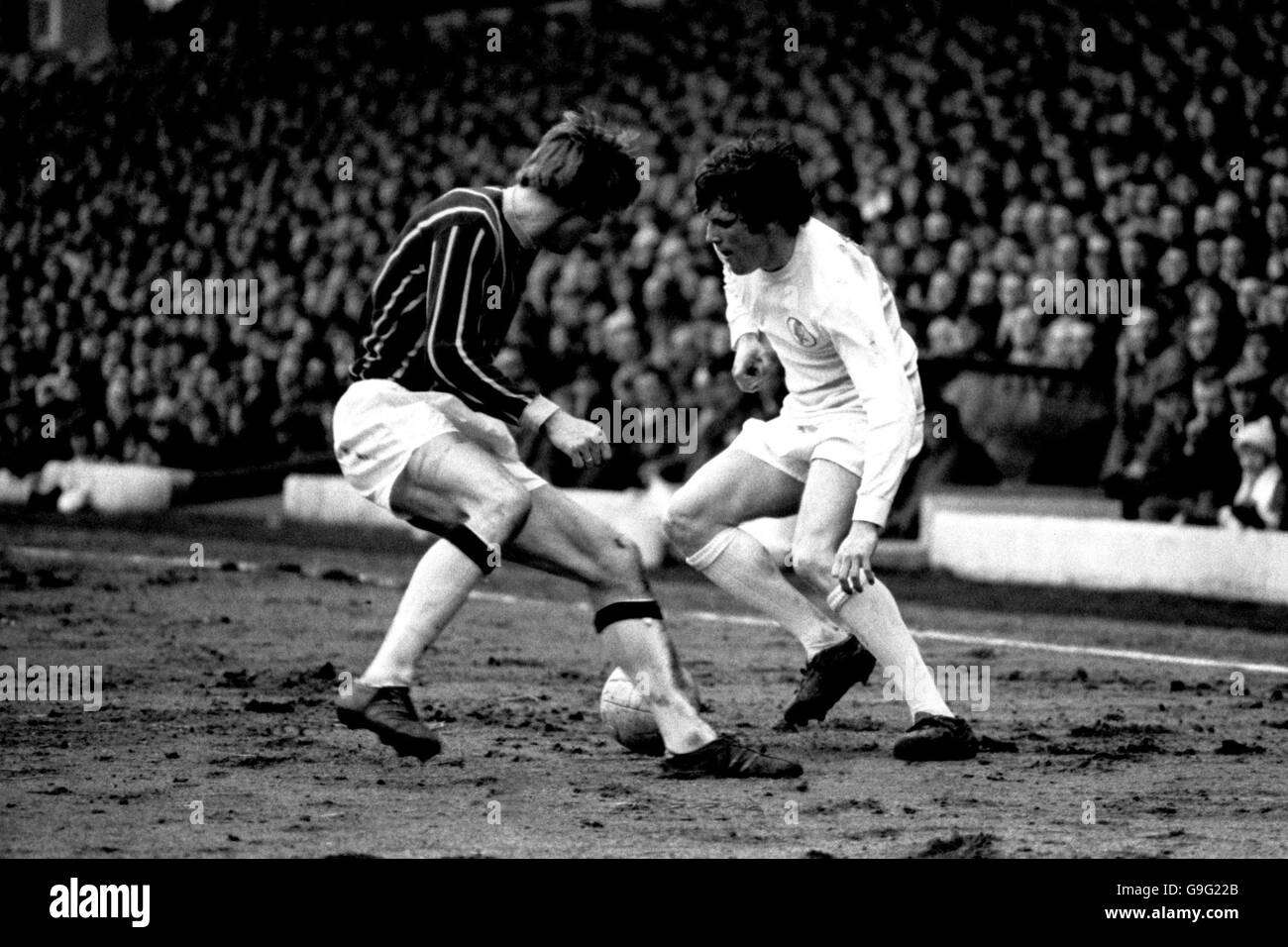 Calcio - Football League Division uno - Leeds United contro Crystal Palace. Eddie Grey (r) del Leeds United batte Mel Blyth (l) del Crystal Palace Foto Stock