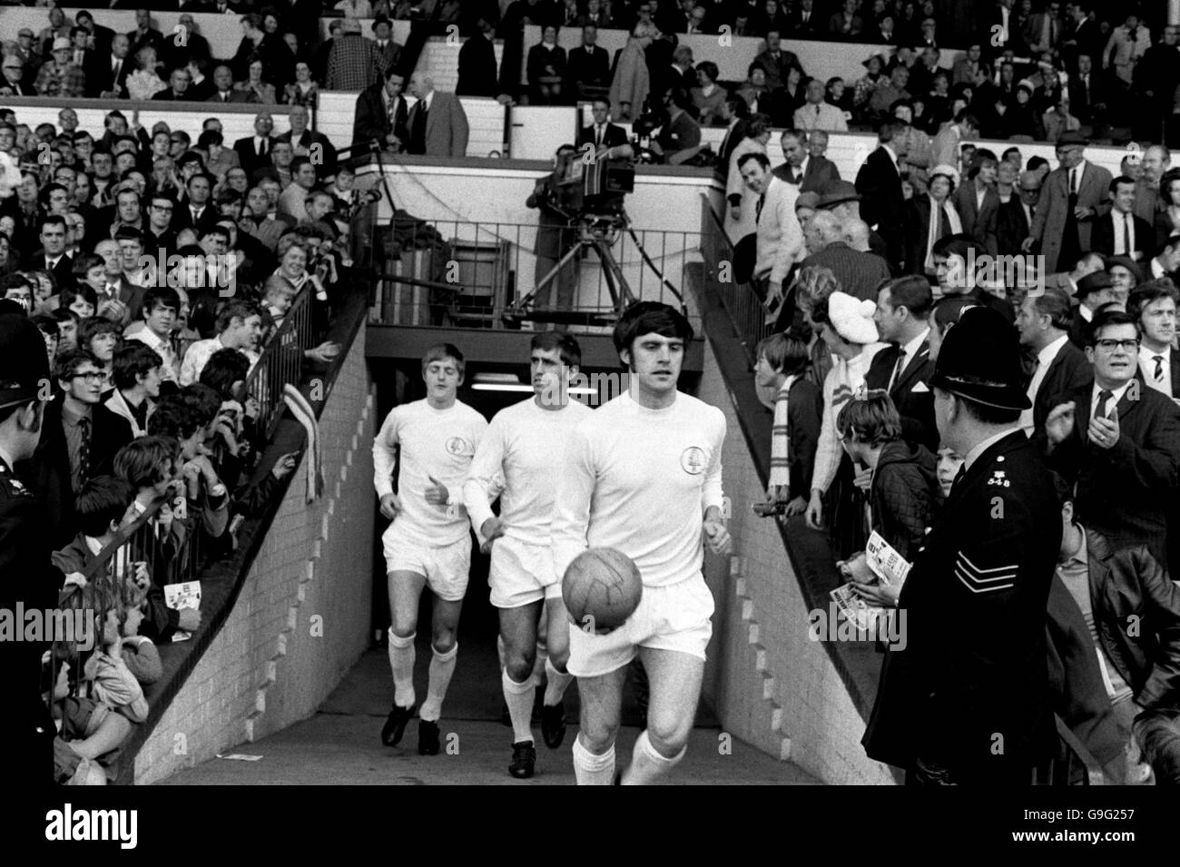 (L-R) Allan Clarke di Leeds United, Rod Belfitt e Peter Lorimer scappano Foto Stock