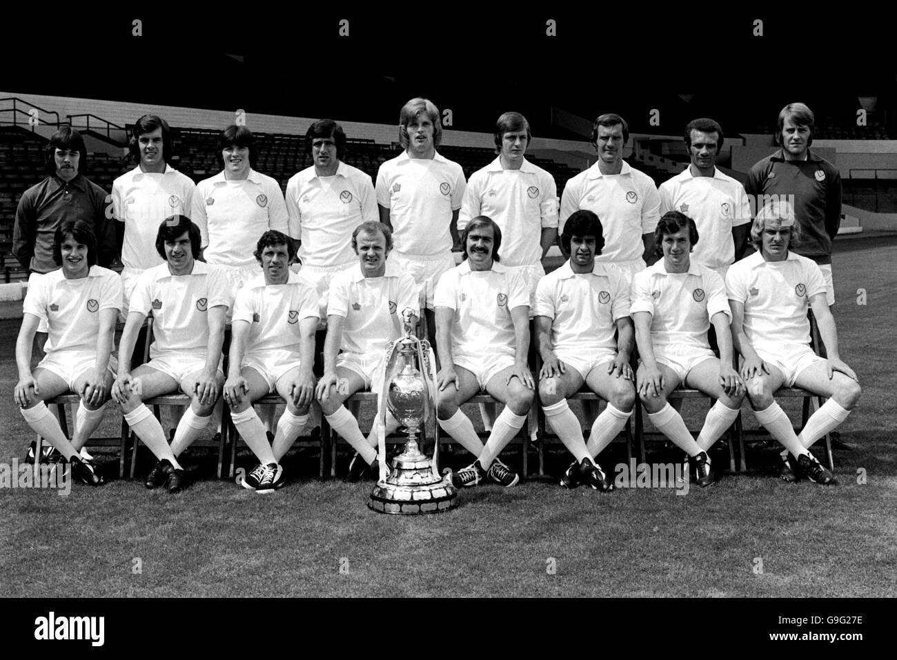 Calcio - Football League Division 1 - Leeds United. Gruppo di squadre del Leeds United, con trofeo Football League Championship Foto Stock