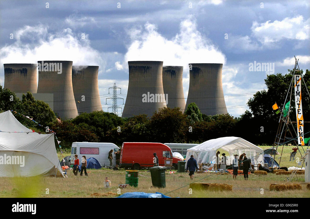 Ambientalisti camp all'ombra di Drax power station, la Gran Bretagna è più grande centrale a carbone stazione, vicino a Selby, North Yorkshire. Foto Stock