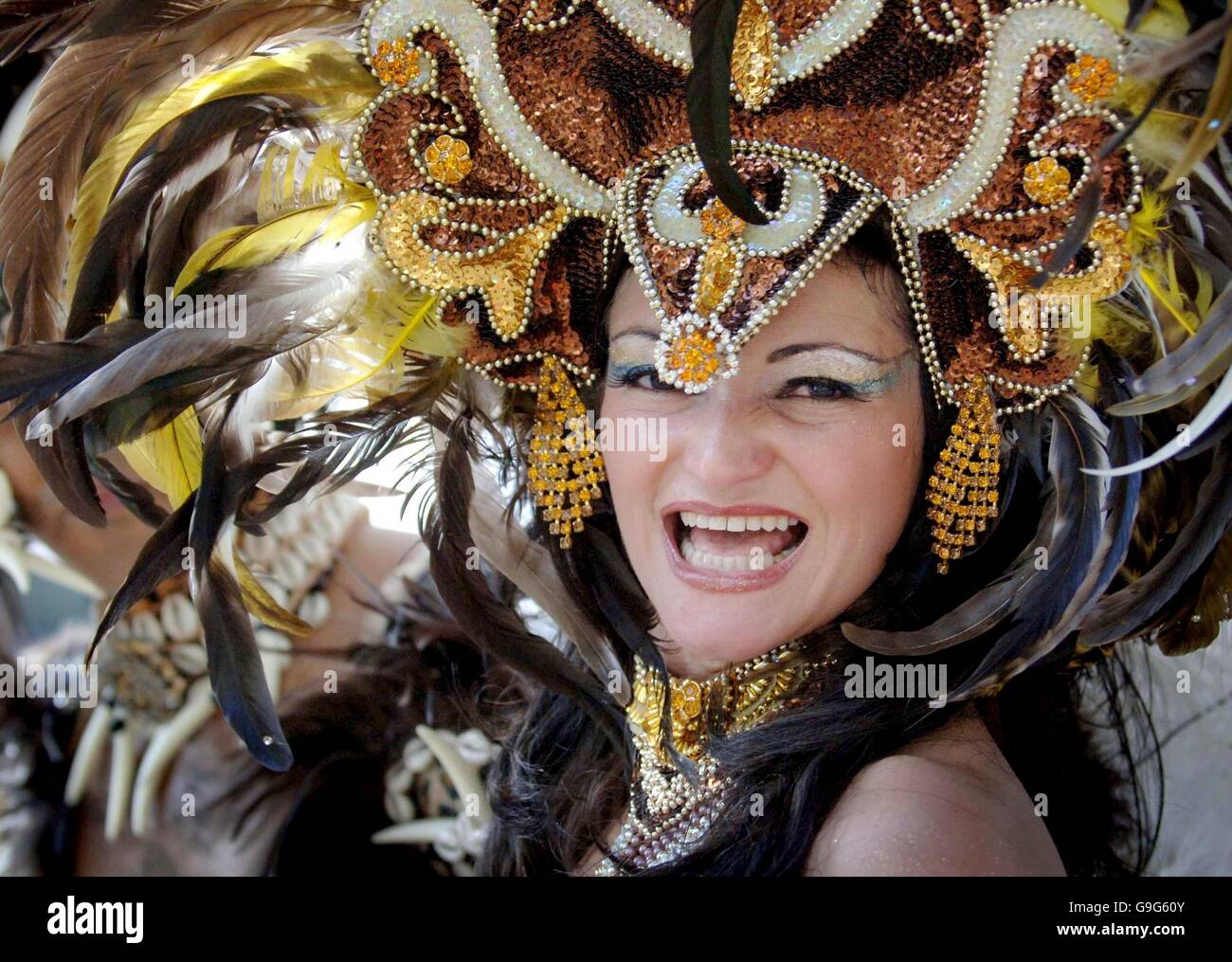 Ballerini all'inizio del Notting Hill Carnival nella parte ovest di Londra. Foto Stock