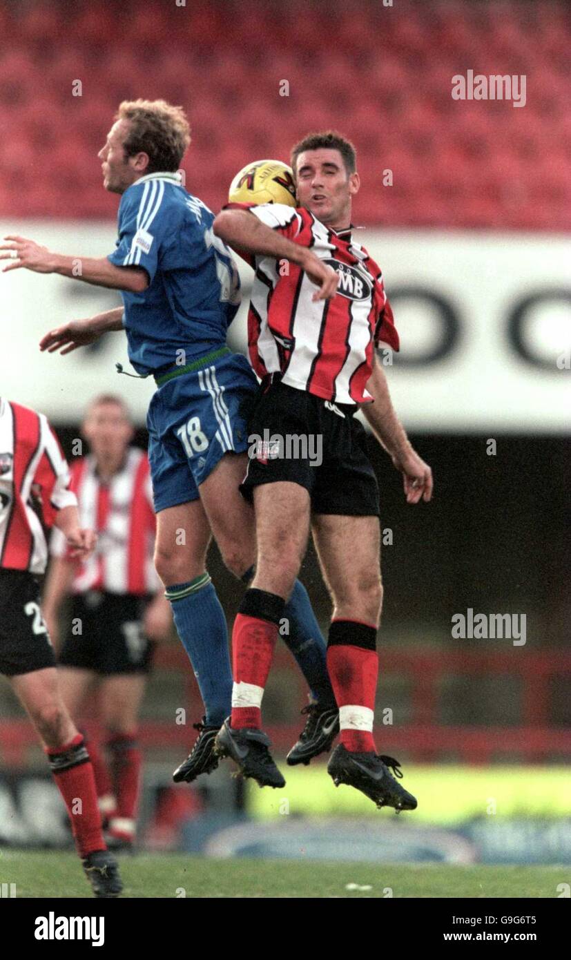 Calcio - Nationwide League Divisione due - Brentford contro Wigan Athletic. Kevin o'Connor (r) di Brentford combatte in aria con Ian Kilford (l) di Wigan Athletic Foto Stock