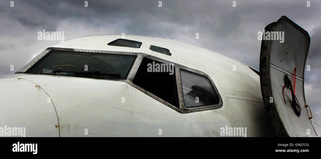 L'immagine mostra il parabrezza schiacciato dell'aereo charter che porta la squadra di calcio del galles, che è stato costretto a fare un atterraggio di emergenza all'aeroporto di Bournemouth questo pomeriggio. Foto Stock L'immagine mostra il parabrezza schiacciato dell'aereo charter che porta la squadra di calcio del galles, che è stato costretto a fare un atterraggio di emergenza all'aeroporto di Bournemouth questo pomeriggio. Foto Stock