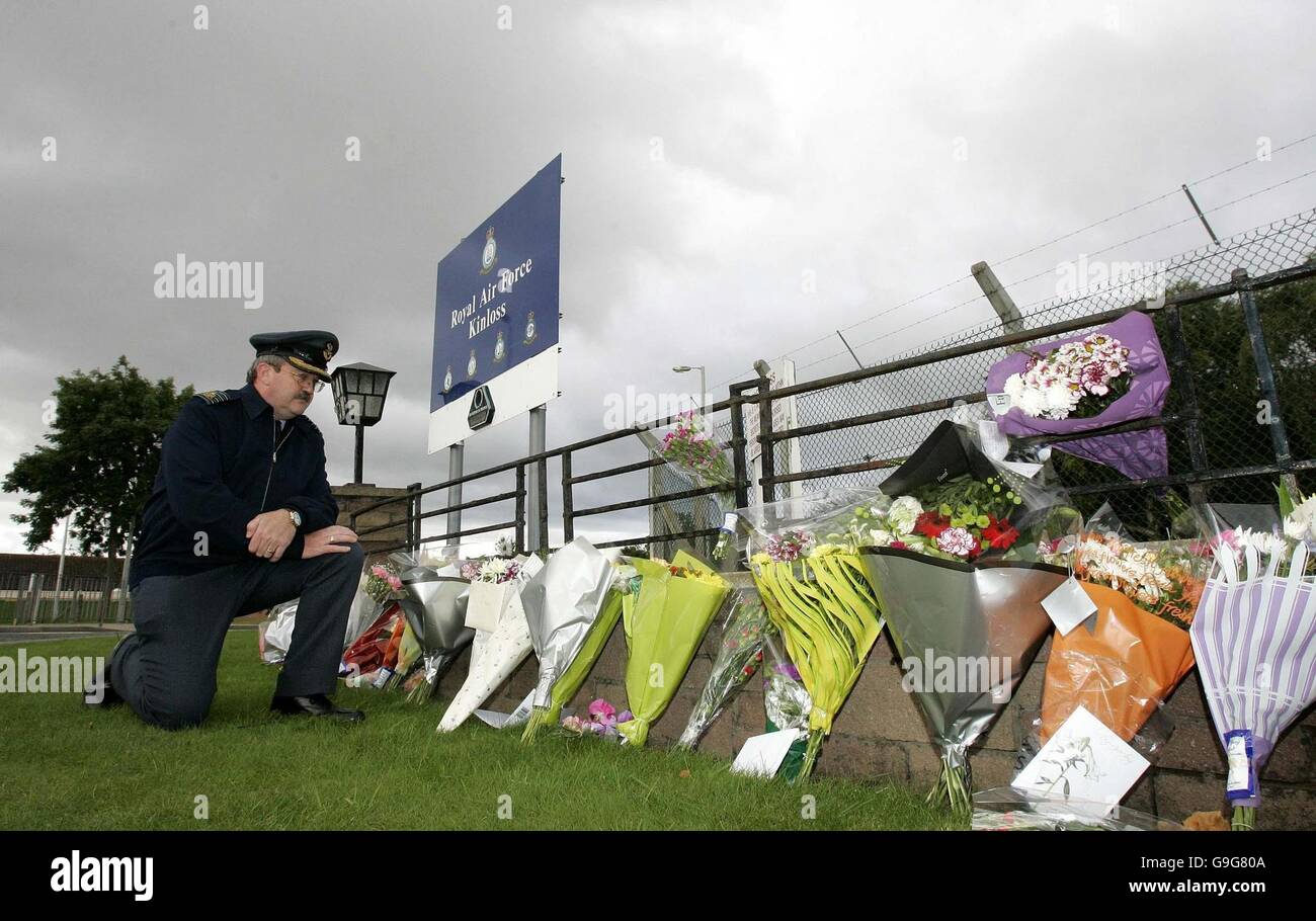 Il capitano del gruppo Chris Birks, il comandante della stazione di RAF Kinloss, guarda i fiori lasciati in omaggio al personale di servizio britannico del 14 che è morto quando il loro aereo di ricognizione di Nimrod è schiantato in Afghanistan. Dodici addetti all'assistenza RAF a bordo avevano servito con lo Squadron 120. Foto Stock