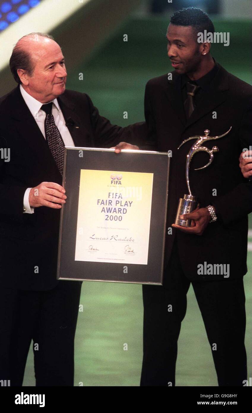 Lucas Radebe (r) di Leeds United riceve la FIFA Fair Play Premio del presidente della FIFA Sepp Blatter (l) Foto Stock