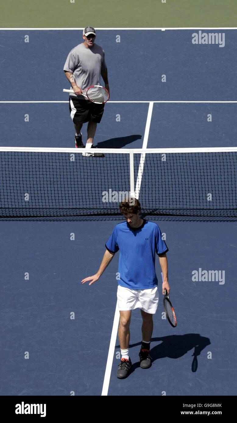 Andy Murray della Gran Bretagna con l'allenatore Brad Gilbert (top) durante le prove in vista della quarta partita di domani contro Nikolay Davydenko, all'US Open di Flushing Meadow, New York. Foto Stock