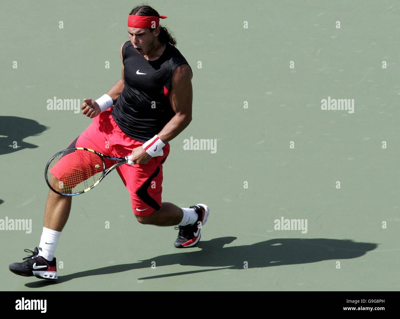 La spagnola Rafael Nadal festeggia durante il quarto round match contro Jiri Novak della Repubblica Ceca all'US Open di Flushing Meadow, New York. Foto Stock