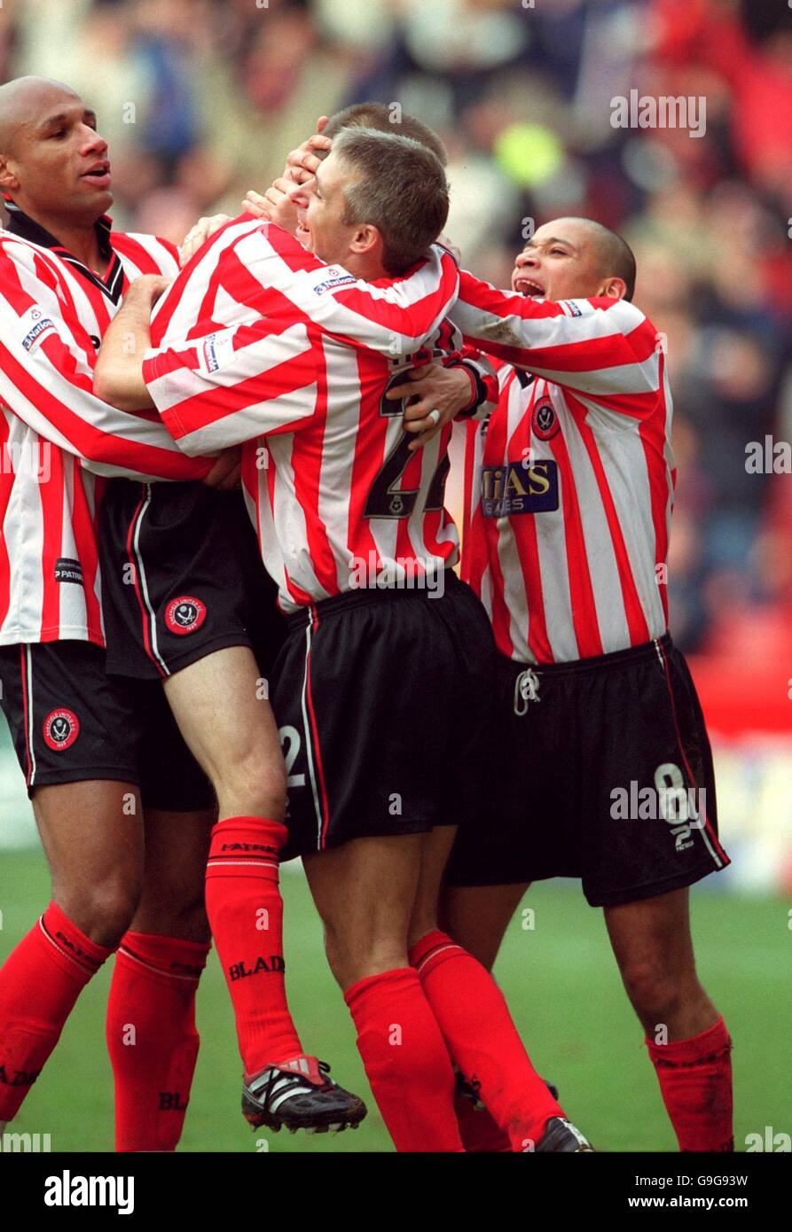 Calcio - Nationwide League Division uno - Sheffield United / Sheffield Mercoledì. Il portiere di Sheffield United Bobby Ford (nascosto) si congratula per aver segnato David Kelly (c) e Curtis Woodhouse (r) Foto Stock