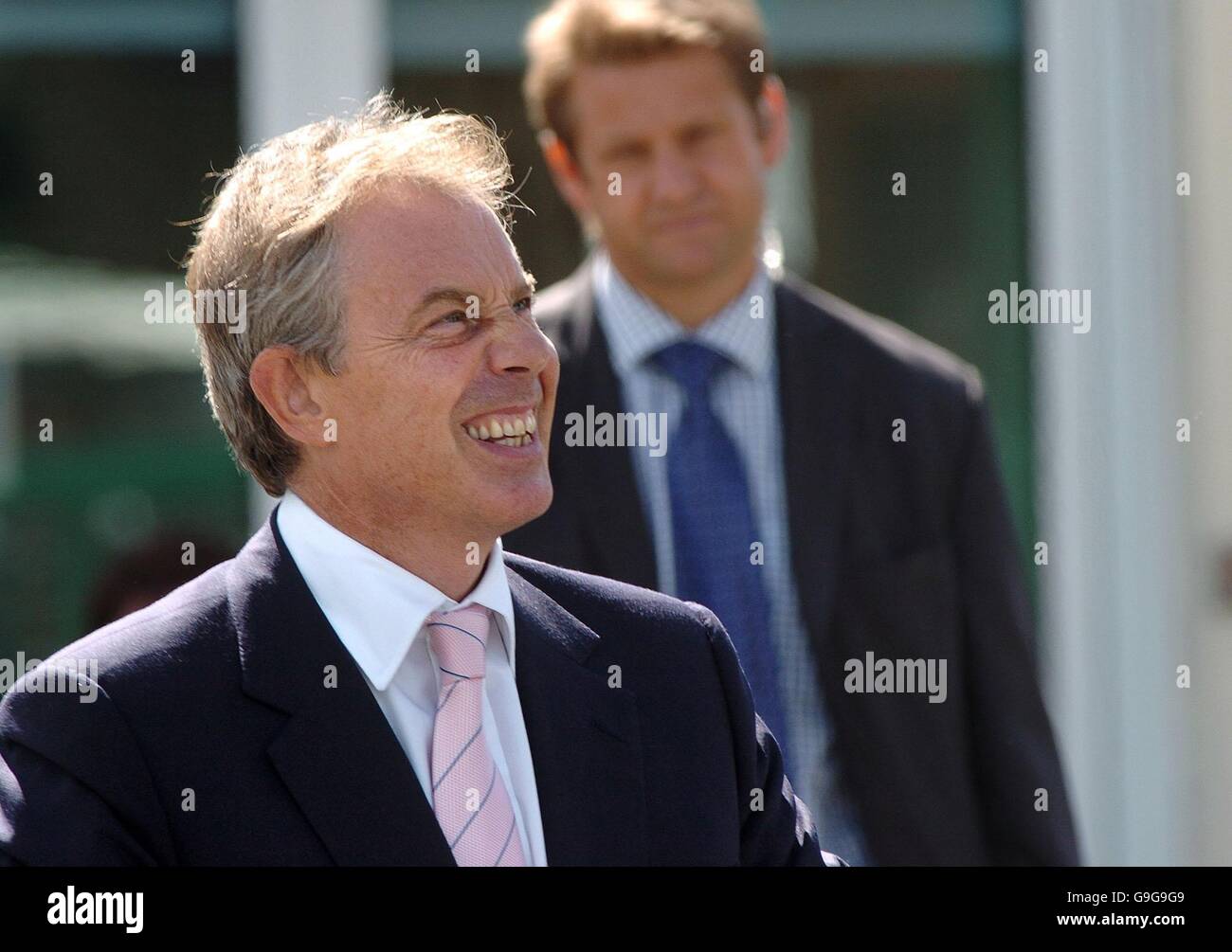 Il primo ministro britannico Tony Blair arriva alla Seven Mills School di Tower Hamlets, a est di Londra. Foto Stock