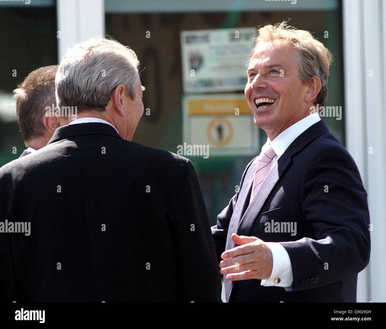 Il primo ministro britannico Tony Blair (a destra) arriva alla Seven Mills School di Tower Hamlets, a est di Londra. Foto Stock