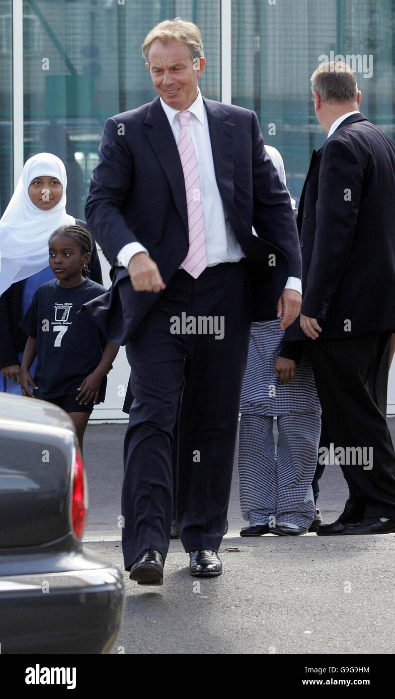 Il primo ministro britannico Tony Blair durante una visita alla Seven Mills School a Tower Hamlets, a est di Londra. Foto Stock