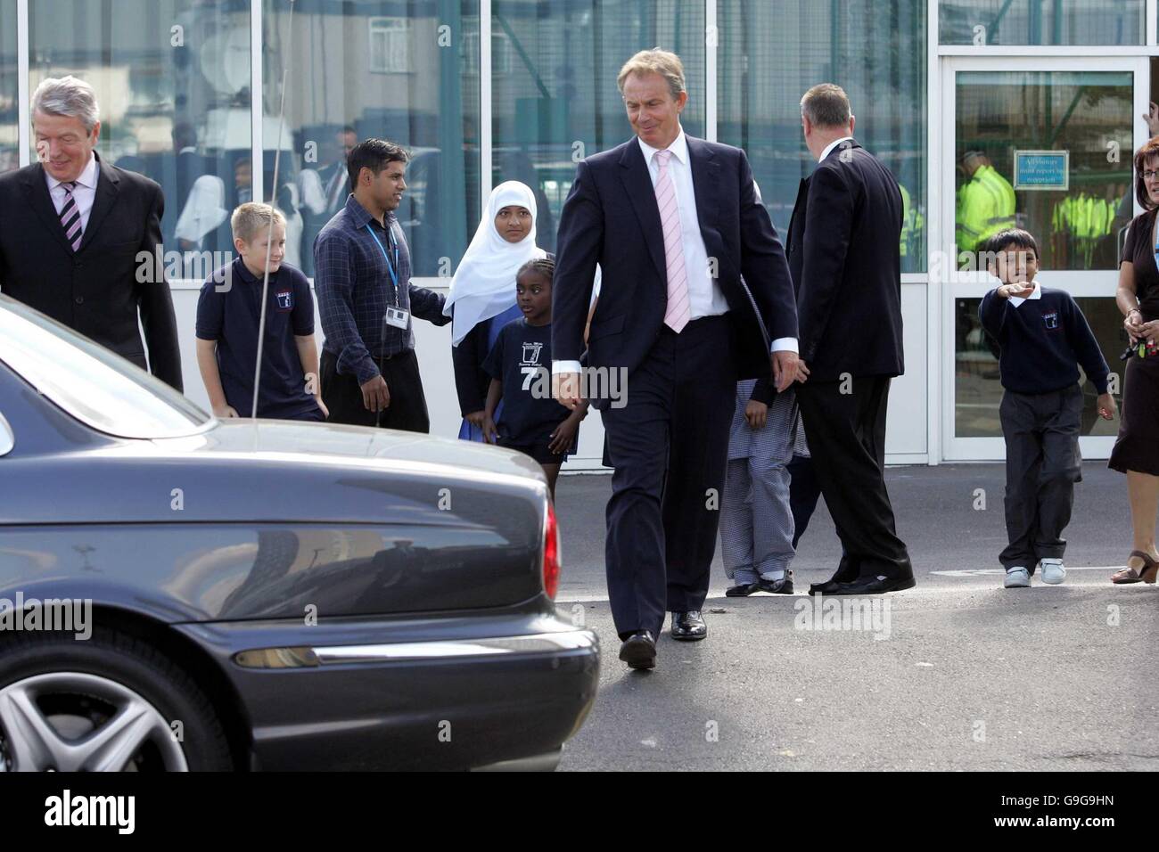 Il primo ministro britannico Tony Blair durante una visita alla Seven Mills School a Tower Hamlets, a est di Londra. Foto Stock