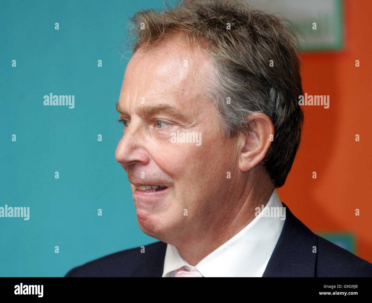 Il primo ministro britannico Tony Blair durante una visita alla Seven Mills School a Tower Hamlets, a est di Londra. Foto Stock