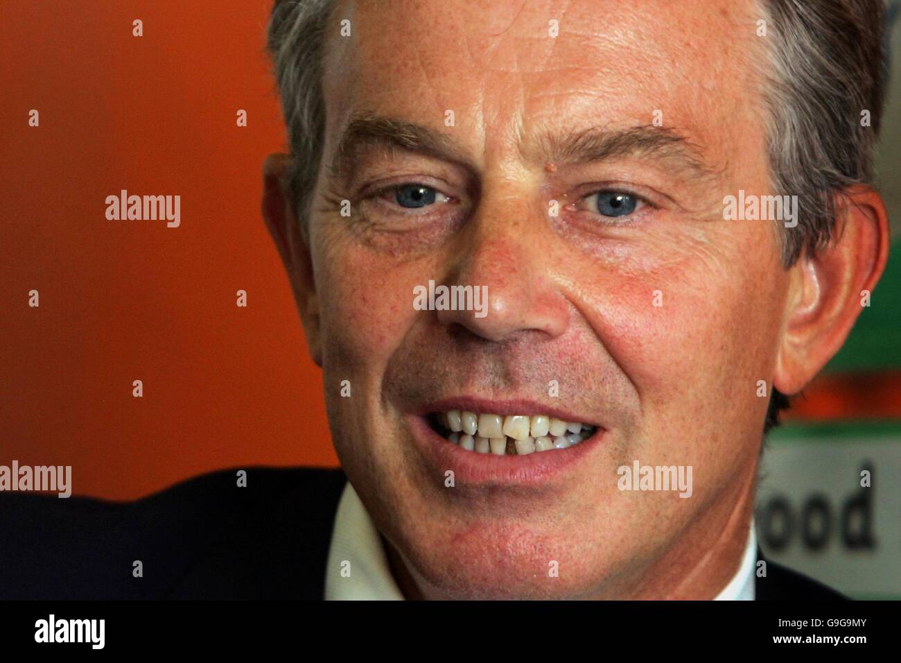 Il primo ministro britannico Tony Blair durante una visita alla Seven Mills School a Tower Hamlets, a est di Londra. Foto Stock