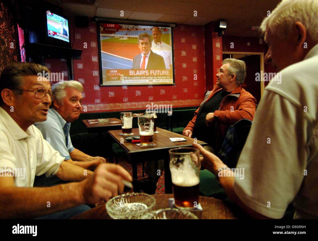 I membri del Trimdon Labor Club, il cuore della circoscrizione elettorale del primo ministro Tony Blairs Sedgefield guardano la televisione mentre descrive i piani per il suo futuro oggi. Foto Stock