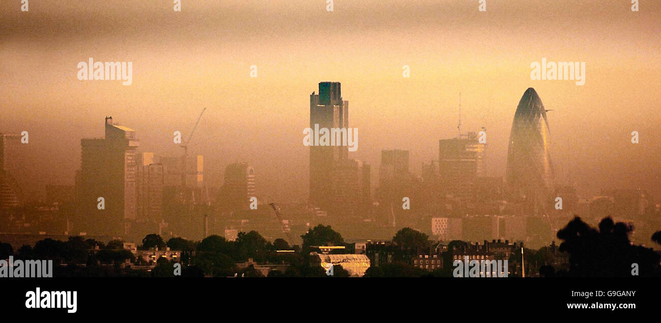 La nebbia e l'inquinamento si trovano sulla Torre 42 (centro) e sulla St Mary's Axe (destra) nella città di Londra. Foto Stock