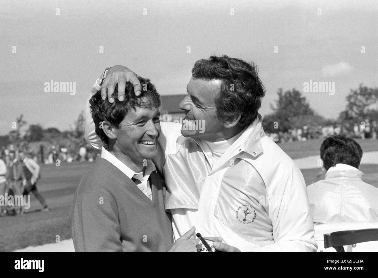 Il capitano dell'Europa Tony Jacklin (r) si congratula con Manuel Pinero (l) la sua vittoria nel primo singolo match dell'ultimo Giorno della Ryder Cup Foto Stock