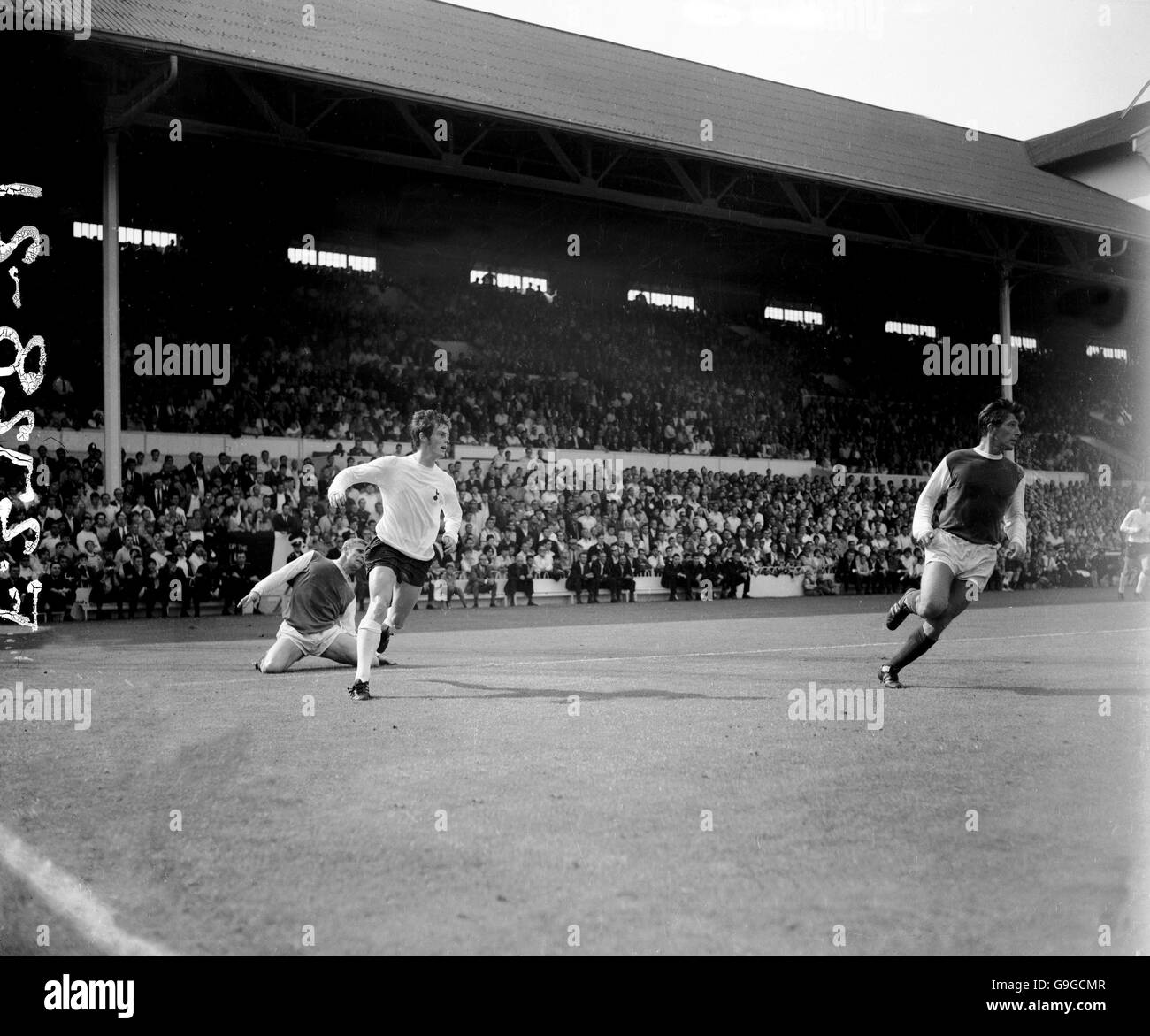 Vic Mobley (l) e Sam Ellis (r) di Sheffield Wednesday, e Jimmy Robertson (c) di Tottenham Hotspur, in azione Foto Stock