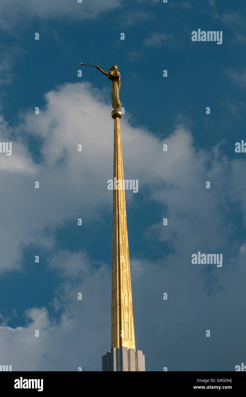 L angelo Gabriele soffiare il suo corno in cima alla Chiesa di Gesù Cristo di quest'ultimo giorno dei Santi Foto Stock