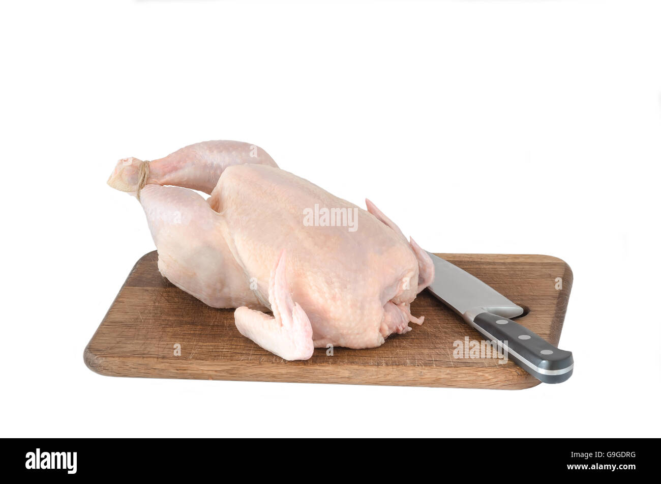 Il pollo crudo tela sul tagliere isolato su bianco Foto Stock