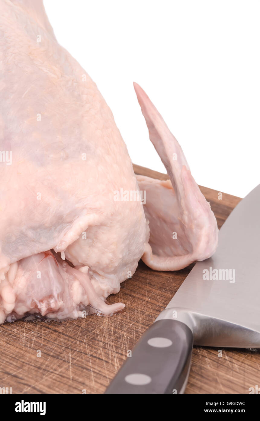 Il pollo crudo tela sul tagliere isolato su bianco Foto Stock