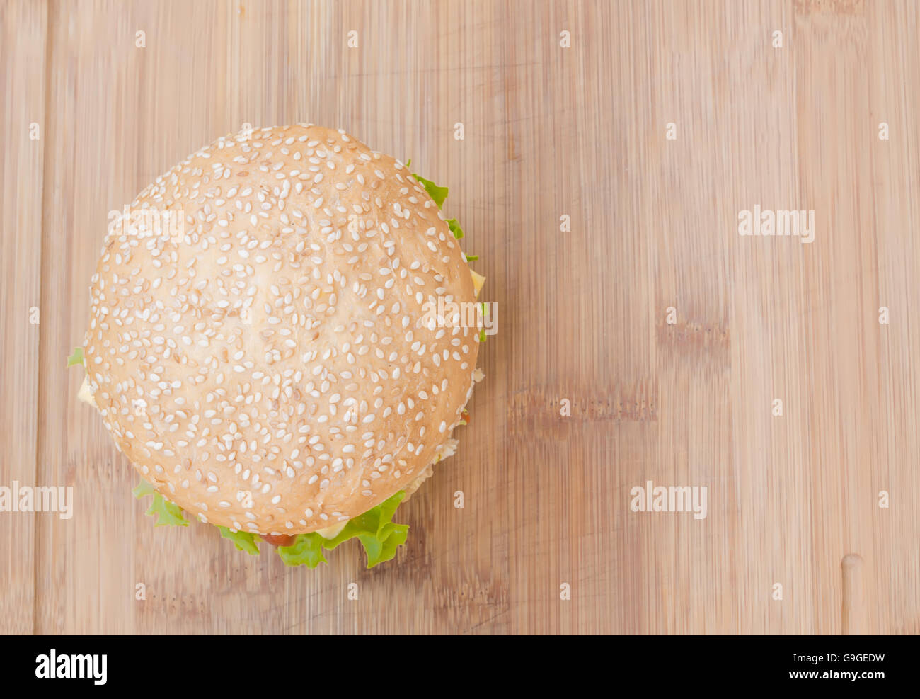 Gustosa cheeseburger sul tavolo di legno, cibo fotografia Foto Stock