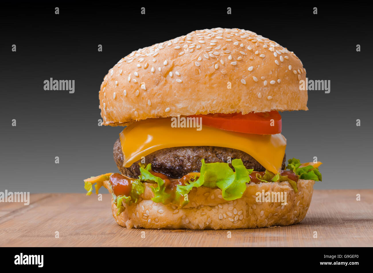 Gustosa cheeseburger sul tavolo di legno, cibo fotografia Foto Stock