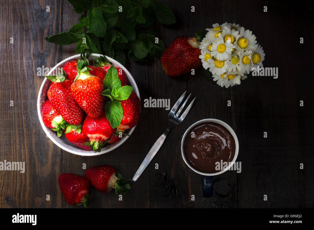Ciotola con Fragola, still life fotografia scuro Foto Stock