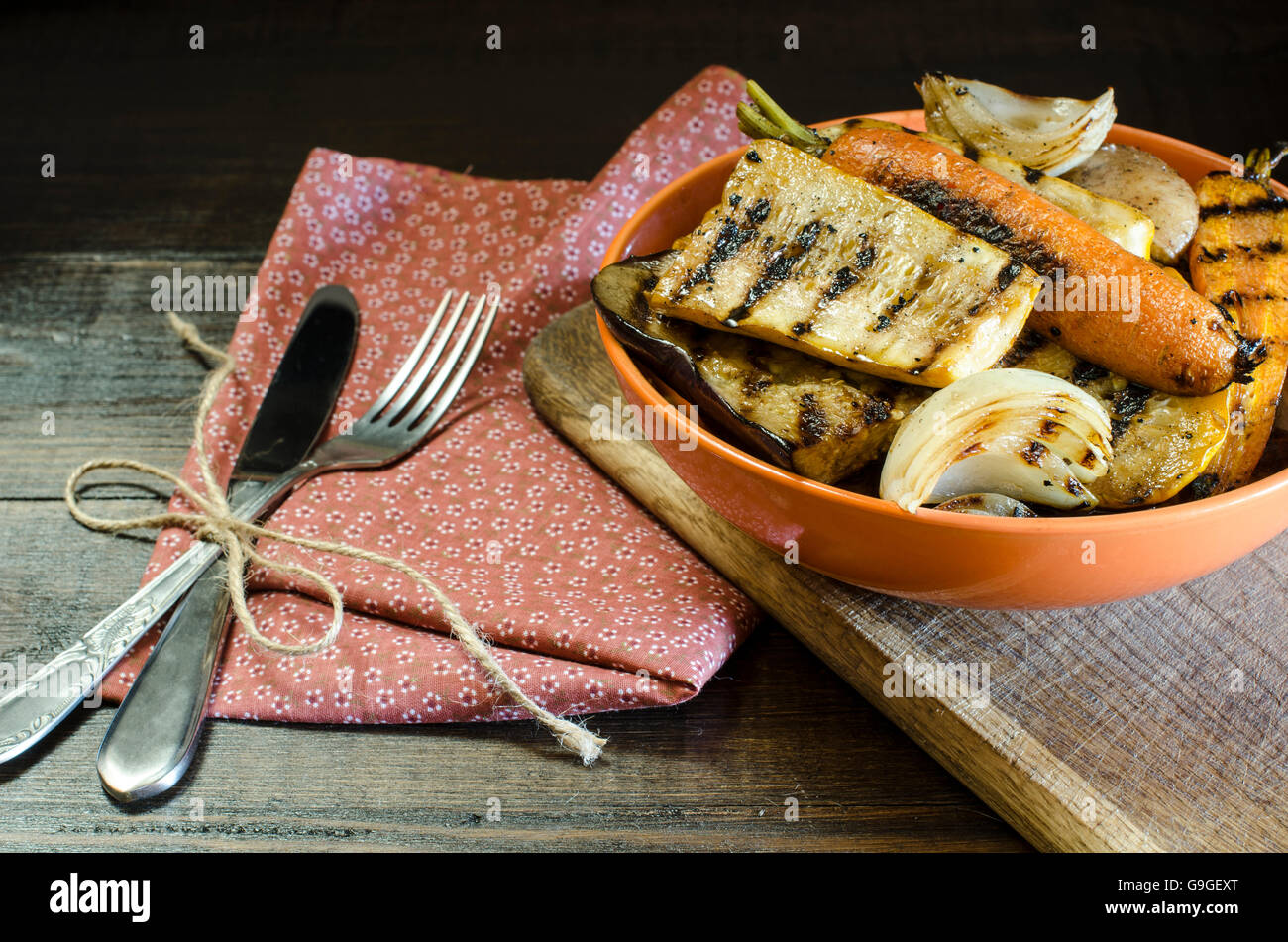 Cibo sano e verdure grigliate sul tavolo di legno, still life Foto Stock
