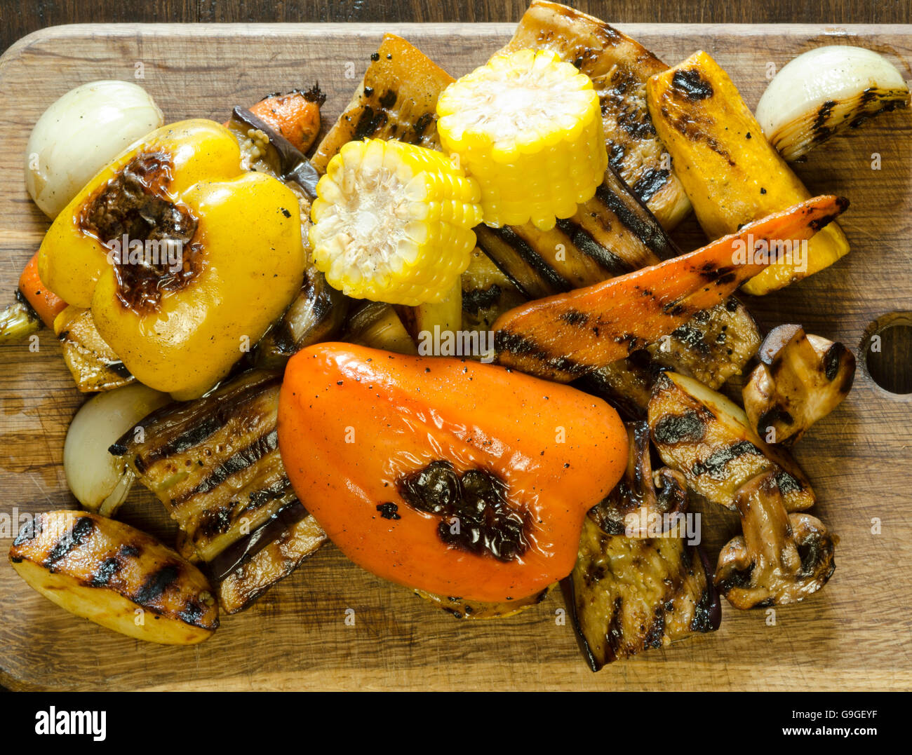 Cibo sano e verdure grigliate sul tavolo di legno, still life Foto Stock