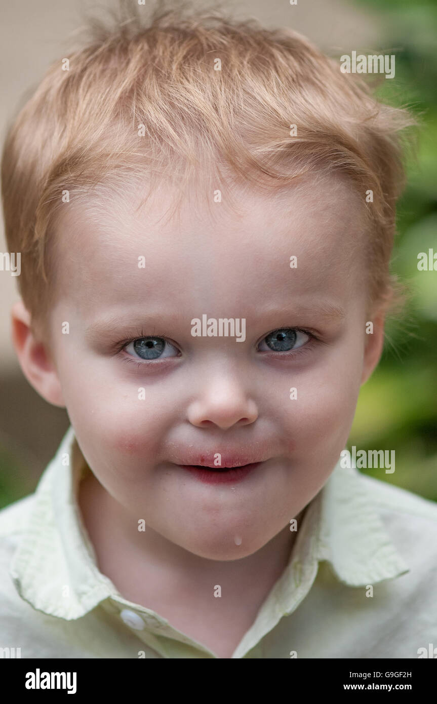 Mischievious guarda su un bambino di 3 anni. Foto Stock