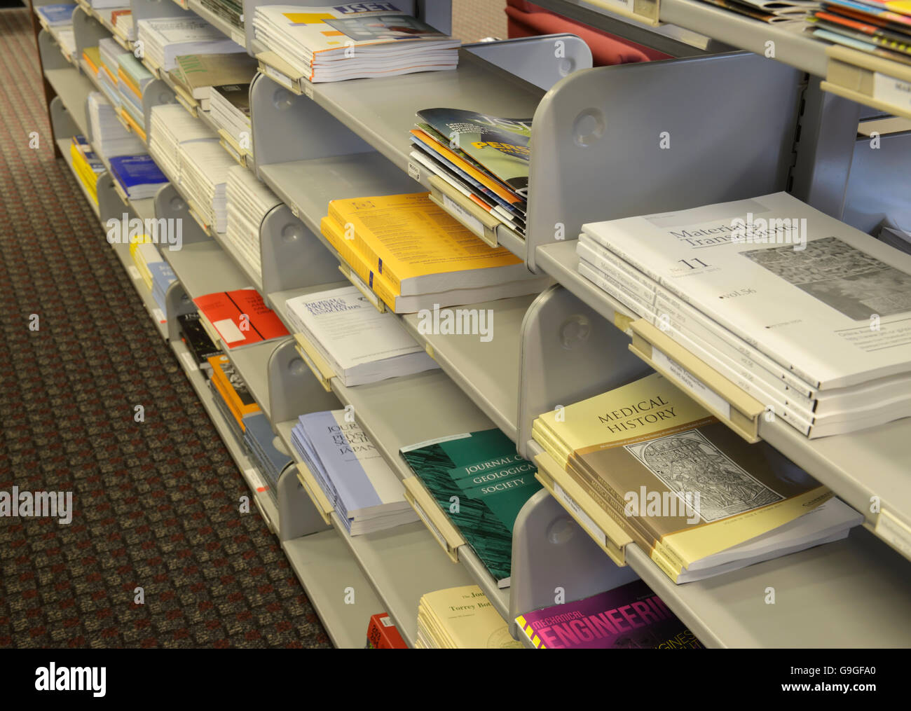 Riviste, Periodici sui ripiani, in corrispondenza di una biblioteca universitaria Foto Stock