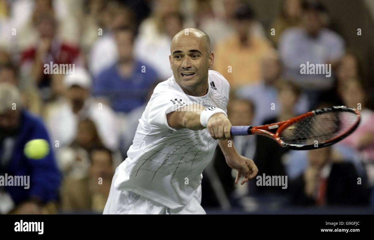 Tennis - US Open - New York - terzo giorno. Andre Agassi degli Stati Uniti in azione contro Marcos Baghdentis durante la loro seconda partita al US Open di Flushing Meadow, New York. Foto Stock