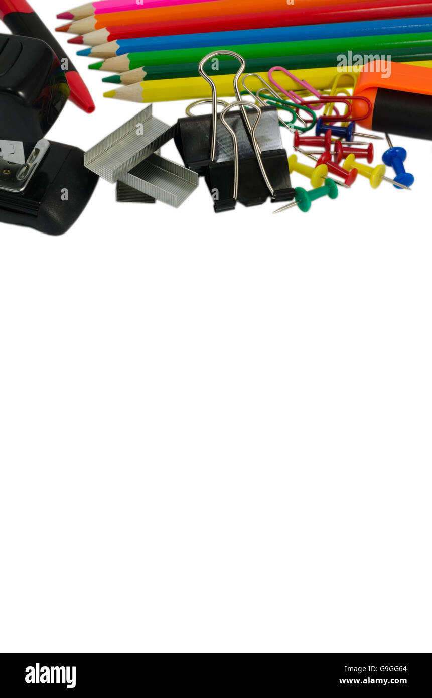 Articoli di cancelleria per ufficio e accessori per studenti isolati su sfondo bianco Foto Stock