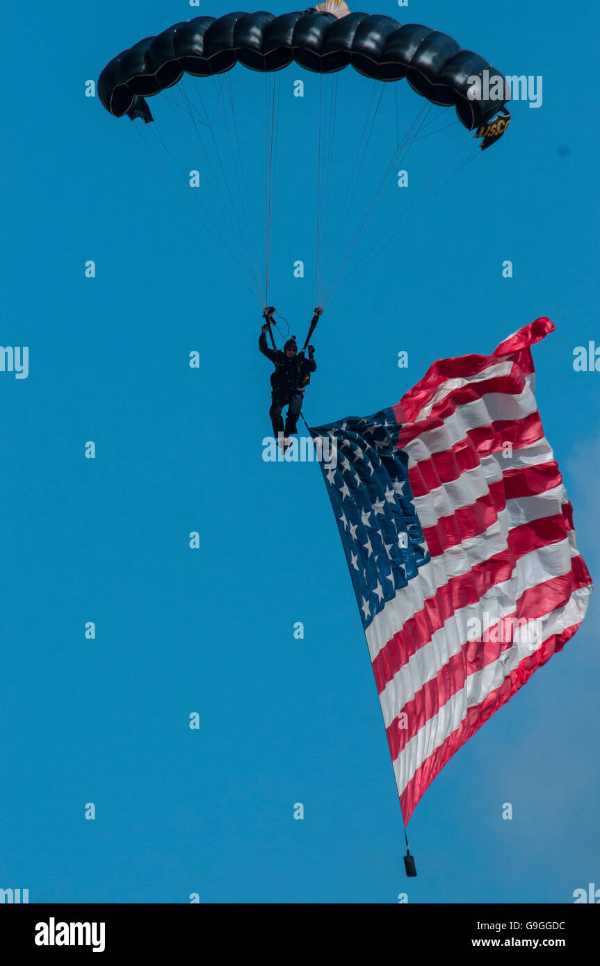 Un membro della US Special Operations team di commando parasail oltre la folla unil Base comune Airshow Andrews 2015 Foto Stock